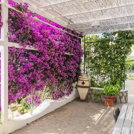 Con Piscina Con 8 Matrimoniali Ad Anacapri, By La Canostra Capri Anacapri (Isola di Capri)