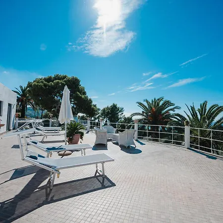Con Piscina Con 8 Matrimoniali Ad Anacapri, By La Canostra Capri