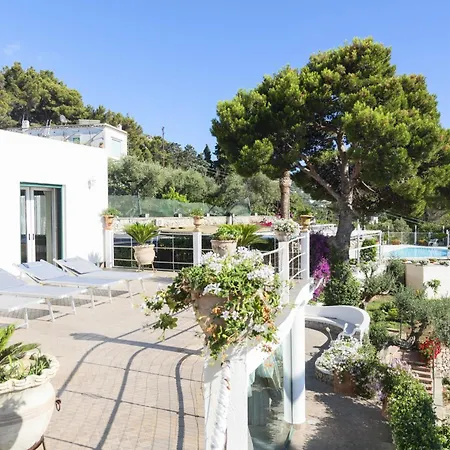 Villa Con Piscina Con 8 Matrimoniali Ad Anacapri, By La Canostra Capri *
