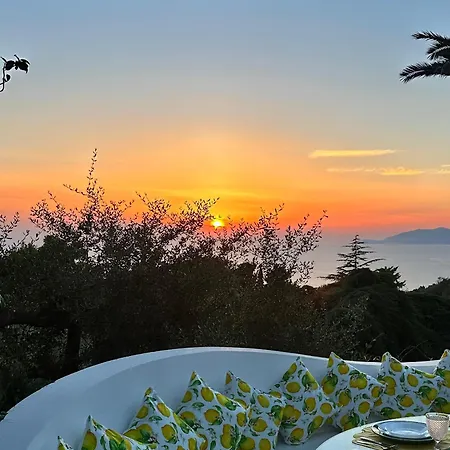Con Piscina Con 8 Matrimoniali Ad Anacapri, By La Canostra Capri