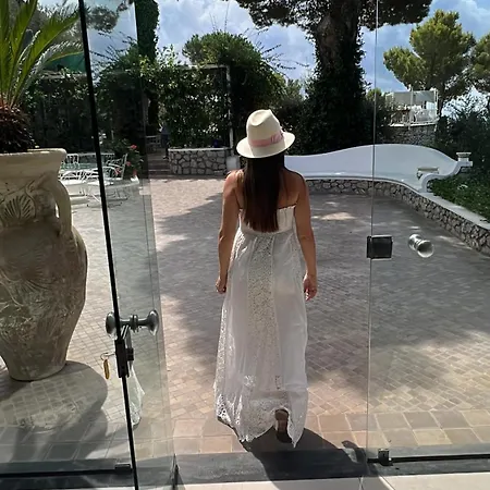 Con Piscina Con 8 Matrimoniali Ad Anacapri, By La Canostra Capri